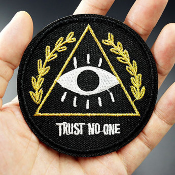 Термонашивка "Trust No One" TNV182